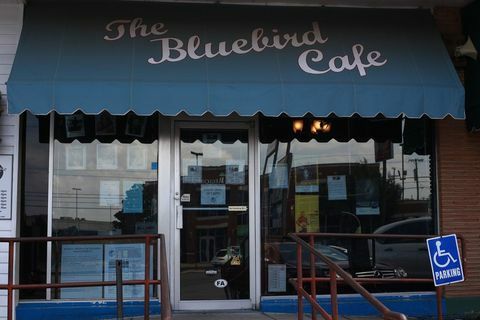 Cum este într-adevăr să mergi în spatele scenelor de la Bluebird Café