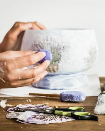 atelier de decoupage artist foarfece, burete, pensulă, creioane și vopsea mâinile unui amator care decorează o vază cu model de lavandă