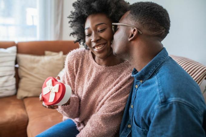 portretul unui cuplu romantic afro-american care sărbătorește dragostea