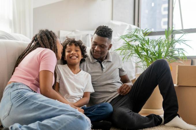 familie neagră fericită în noua lor casă