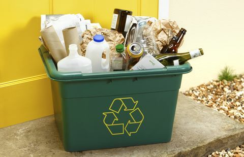 gunoi pentru reciclare la pragul ușii pentru colectare