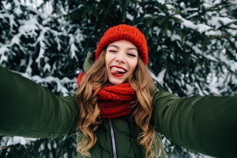 Fata ia selfie amuzant de iarnă