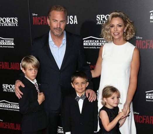 Hollywood, ca 9 februarie, actorul Kevin Costner, soția Christine Baumgartner și copiii participă la premiera Disney Mcfarland, Statele Unite ale Americii la teatrul El Capitan pe 9 februarie 2015 la Hollywood, California, fotografie de david livingstongetty imagini