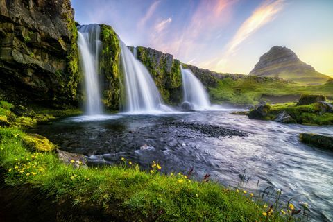 Kirkjufell la răsăritul de vară