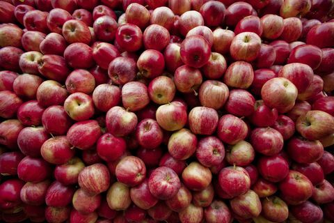 mere roșii zăceau într-o grămadă la un stand de fructe din Maryland, SUA