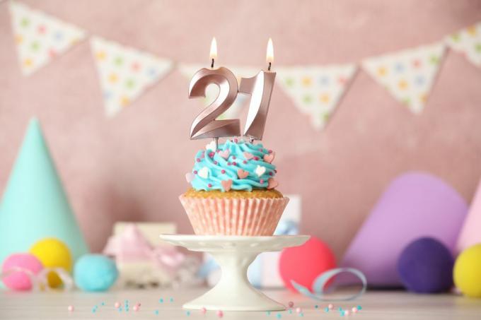 Cupcake de 21 de ani de naștere cu număr de lumânări pe masă albă