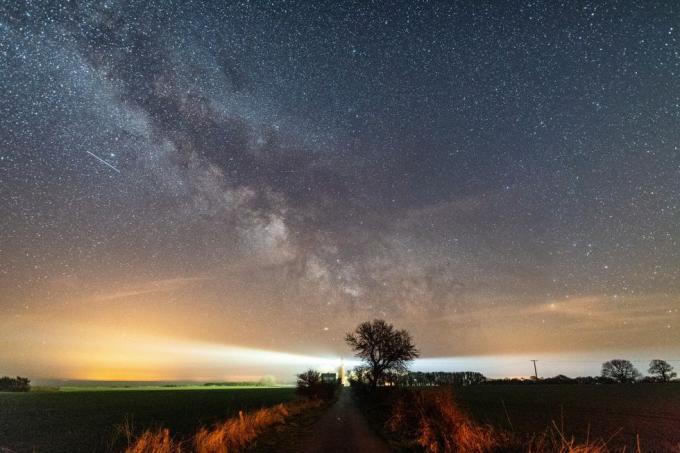 20 aprilie 2018, germania, burg auf fehmarn ploile de meteoriți anuale ale liridelor aprilie luminează cerul nopții și fac avioanele, planetele și stelele vizibile pentru cu ochiul liber anul acesta, versurile aprilie apar între 14 și 26 aprilie fotografie daniel reinhardtdpa fotografie de daniel reinhardtpicture alliance via getty imagini