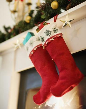 ciorapi de Crăciun atârnați pe șemineul șemineului