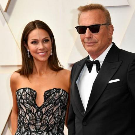 Kevin Costner și soția sa la cea de-a 94-a ediție a Oscarurilor