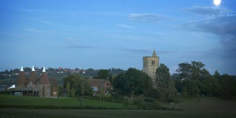 Vedere din Goudhurst în Kent la amurg cu biserica St Marys și case de oast