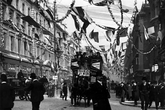 iunie 1902 decorațiuni pentru încoronarea lui Edward vii în Queen Victoria Street, Londra fotografie de compania londonică stereoscopicăhulton archivegetty images