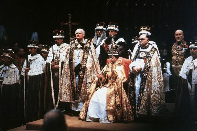 regina Elisabeta a II-a după ceremonia de încoronare din Westminster Abbey, Londra fotografie de Hulton archivegetty images