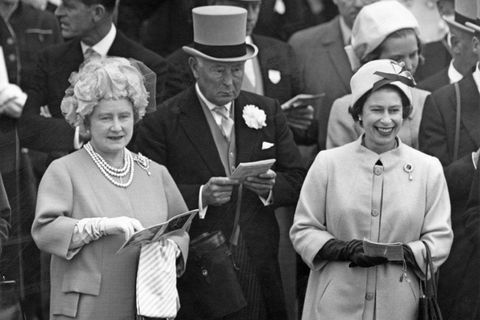 Regina mamă și regina Elisabeta a II-a la cursa de curse Epsom, mai 1963