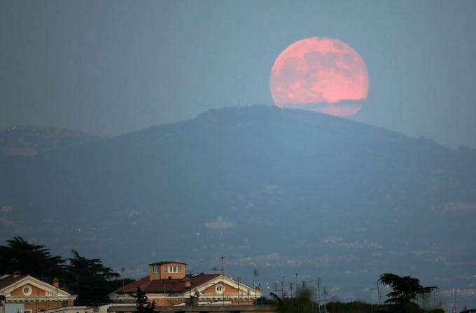 Luna roz peste Roma