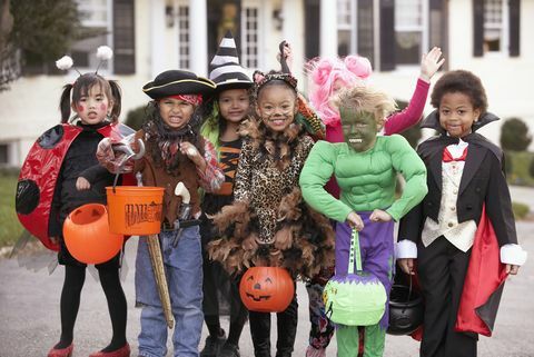 un grup divers de copii în costume de toamnă și costume de Halloween