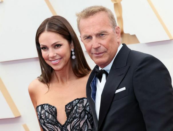 Hollywood, California, 27 martie, Christine Baumgartner și Kevin Costner participă la cea de-a 94-a academie anuală premii la Hollywood și Highland pe 27 martie 2022 la Hollywood, California, fotografie de david livingstongetty imagini