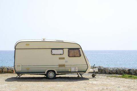 Caravana retro lângă ocean