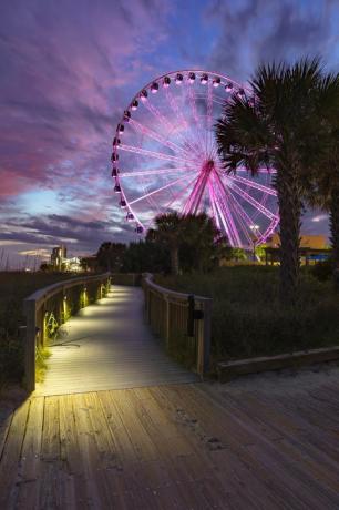 aproape de promenada Myrtle Beach cu roata ferris pe timp de noapte