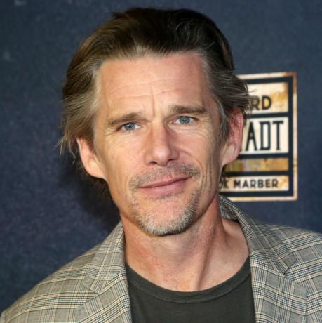 Ethan Hawke pozează în seara de deschidere a piesei noului Tom Stoppard „Leopoldstadt” de pe Broadway, la teatrul Longacre, pe 2 octombrie 2022, în orașul New York, fotografie de Bruce glikaswireimage