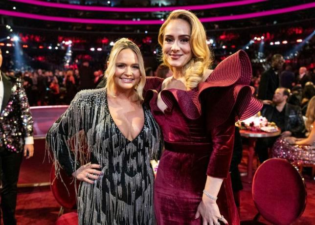 miranda lambert și adele văzute în timpul celei de-a 65-a ediții a premiilor Grammy