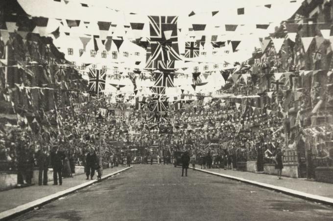 Anglia 11 decembrie o fotografie cu decorațiunile din Catherine Road, Tottenham, Londra, făcută de un fotograf necunoscut în mai 1937, strada a avut a fost decorat pentru a sărbători încoronarea regelui george vi această fotografie este dintr-un album compilat de kodak limitat pentru a înregistra încoronarea lui regele george vi 1895 1952 și regina elizabeth 1900 2002 la 12 mai 1937 george vi a fost al doilea fiu al lui george v și al lui Mary of Teck în 1923 s-a căsătorit cu o doamnă Elizabeth Bowes Lyon, care i-a născut două fiice, regina elizabeth elizabeth ii și Margaret, a murit de cancer la 6 februarie 1952, fotografie de ssplgetty imagini