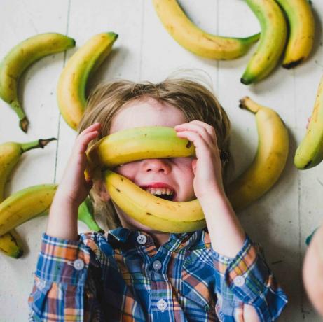 Copii (2-3, 4-5) acoperiți cu banane
