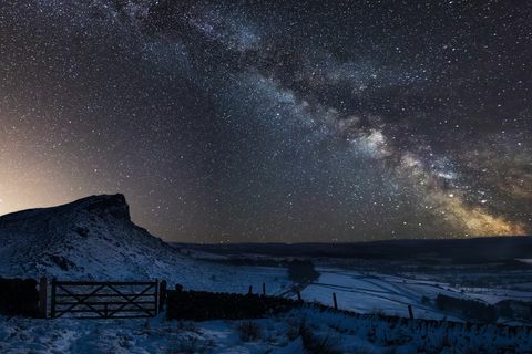 Imagine compozită vibrantă pe Calea Lactee peste peisajul acoperit de zăpadă Parcul Național al Peak District din Anglia