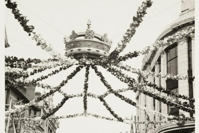 Anglia 11 decembrie o fotografie a centrului orașului din swindon, Wiltshire, făcută de un fotograf necunoscut în mai 1937, străzile sunt decorate cu steaguri, bunting și o coroană uriașă pentru a sărbători încoronarea regelui george vi această fotografie este dintr-un album compilat de kodak limitat pentru a înregistra încoronarea regelui George VI 1895 1952 și a reginei Elisabeta 1900 2002 la 12 mai 1937 George VI a fost al doilea fiu al lui George V și Mary of Teck în 1923 el doamna căsătorită Elizabeth Bowes Lyon, care i-a născut două fiice, regina elizabeth elizabeth ii și Margaret, a murit de cancer la 6 februarie 1952, fotografie de imagini ssplgetty