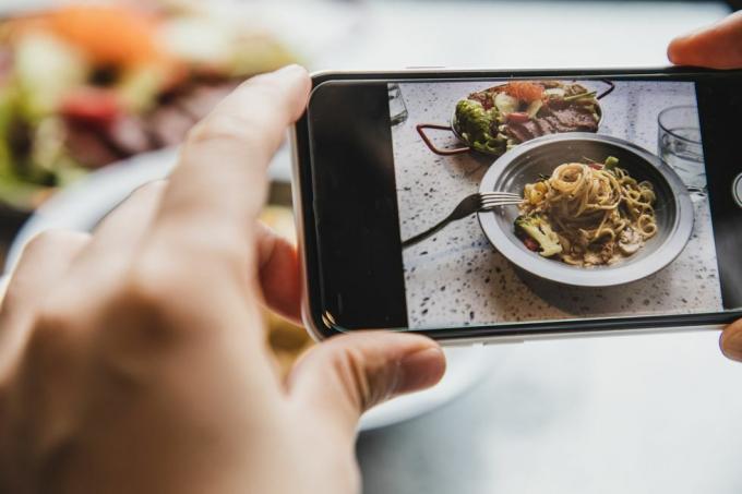 perspectiva personală a utilizării telefonului pentru a fotografia spaghete cu slănină cremoasă și salată