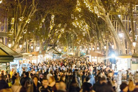 Oamenii care se plimbă pe strada La Rambla în timpul vacanțelor de Crăciun și Revelion în Barcelona, ​​Catalunia, Spania