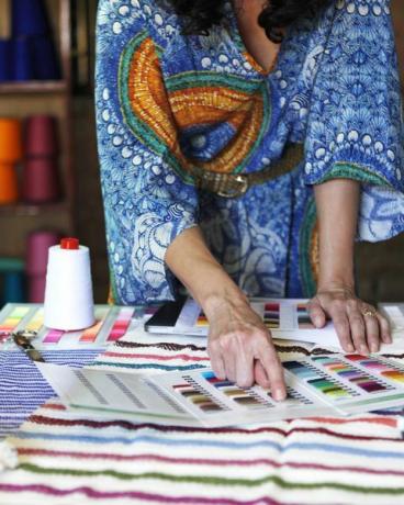 textilele create cu o navetă de războaie cu pedale au o tradiție îndelungată în Oaxaca, războaiele cu pedale din Mexic nu produc amprentă de carbon, deoarece nu folosesc electricitate