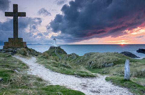 Vedere anglesey a crucii și a farului