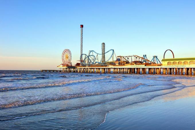 Galveston Island Historic Pleasure Pier este un dig de plăcere din Galveston, Texas, Statele Unite ale Americii