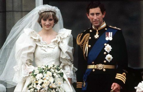 Londra, Regatul Unit, 29 iulie, prințul Charles și prințesa Diana pe balconul Palatului Buckingham, în ziua nunții lor, poartă prințesa o rochie de mireasă proiectată de David și Elizabeth Emanuel, prințul poartă uniformă de rochie navală fotografie de Tim Graham biblioteca foto prin Getty imagini