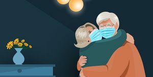 un cuplu de seniori se îmbrățișează împreună după carantină în timpul pandemiei de covid 19 arată bătrânilor care poartă o mască facială de protecție pentru a se proteja de coronavirus în noul concept de viață normală
