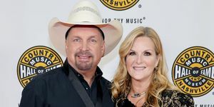 Nashville, Tennessee, 16 octombrie, garth brooks și trisha yearwood participă la ceremonia de medalion din clasa 2022 de la country music hall din faimă și muzeu pe 16 octombrie 2022 în Nashville, Tennessee fotografie de jason kempingetty imagini pentru sala faimei muzicii country și muzeu