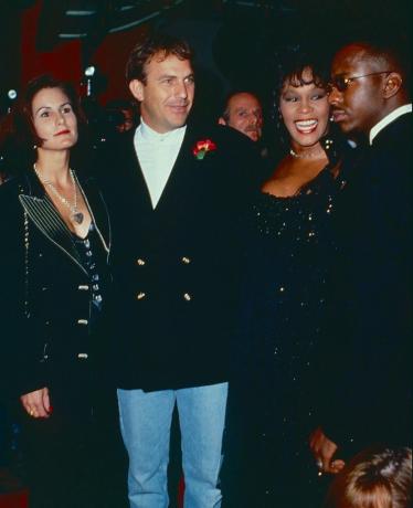 los angeles, circa 1992 cindy costner, kevin costner, whitney houston și bobby brown circa 1992 în los angeles, california fotografie de steve granitzwireimage