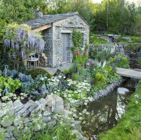 Bine ați venit la grădina yorkshire proiectată de marca gregory, construită de consultanți de formă landformă chelsea flower show 2018