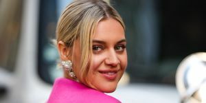 Kelsea Ballerini poartă un top cu gât pătrat din lână cu nervuri roz, în afara Carolinei Herrera, în timpul Săptămânii modei din New York, pe 13 februarie 2023, în orașul New York, fotografie de edward berthelotgetty images