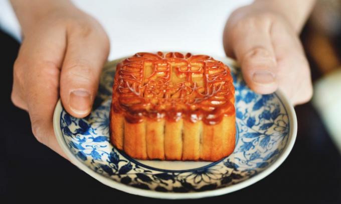 un mooncake este un produs de panificație chinezesc consumat în mod tradițional în timpul festivalului de mijloc de toamnă. Prăjiturile de lună delicate indispensabile sunt oferite între prieteni sau la întrunirile de familie în timp ce sărbătorește festivalul festivalul de la mijlocul toamnei este unul dintre cele mai importante patru chinezi festivaluri