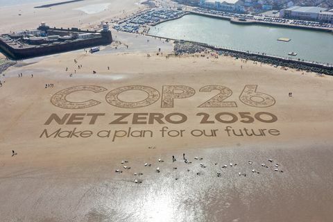 Wirral, Merseyside, 31 mai, o lucrare de artă uriașă cu nisip împodobește noua plajă Brighton pentru a evidenția încălzirea globală și viitoarea conferință globală despre climă cop26, pe 31 mai 2021, în wirral, merseyside cop26, cea de-a 26-a conferință a Națiunilor Unite privind schimbările climatice, va avea loc la începutul lunii noiembrie a acestui an la Glasgow, sub președinția UNFCCC a Uniunii Europene Regatul, opera de artă a fost autofinanțată de artiști britanici nisip în ochi și le cere liderilor mondiali să se angajeze pentru a reduce emisiile nete de dioxid de carbon până în 2050 fotografie de christopher imagini furlonggetty