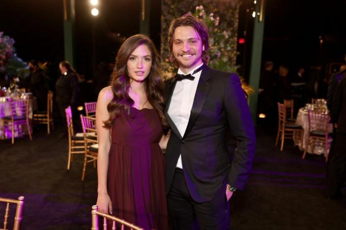 Bianca Rodrigues și Luke Grimes pozează în timpul celei de-a 28-a premii ale breslei actorilor de pe ecran