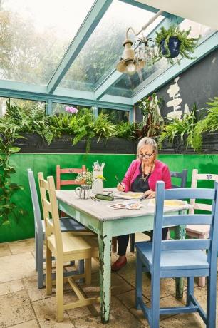 Annie Sloan în grădina verde strălucitoare de la casa ei din Oxford