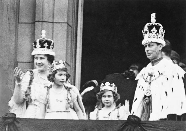 regele George VI și familia în regalii regale