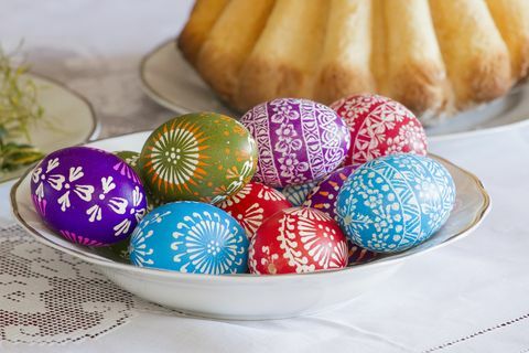 Masă tradițională de sărbători de Paște Ouă colorate și tort