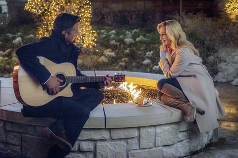 kellie pickler wes Crăciun maro la graceland spinoff