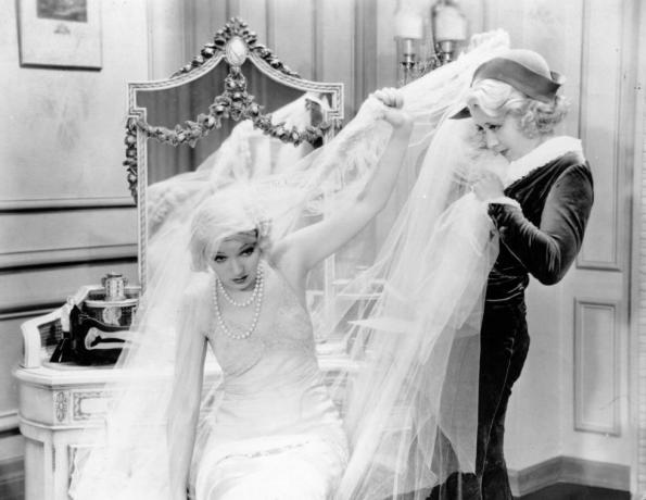 actrița americană de benzi desenate joan blondell 1909 1979 se luptă cu voalul greoi al unei rochii de mireasă într-o scenă dintr-un film necunoscut fotografie de Hulton archivegetty images