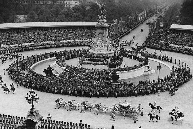 procesiunea de încoronare din 1937 a regelui George VI în afara palatului Buckingham fotografie © hulton deutsch collectioncorbiscorbis prin getty images