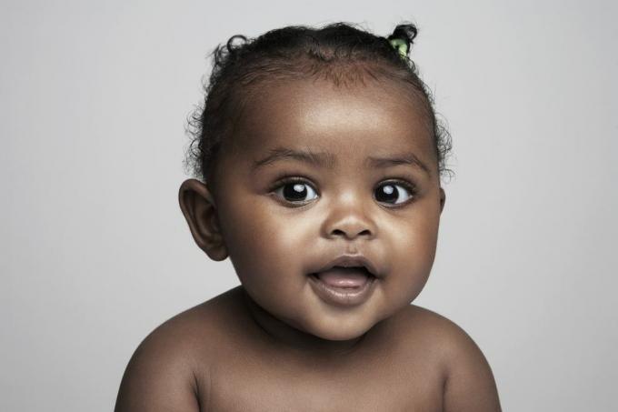 fetiță care zâmbește între 6 și 9 luni, portret