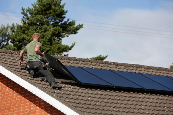 h0chn1 om care instalează panouri solare pe acoperiș într-o instalație casnică de panouri solare din Marea Britanie